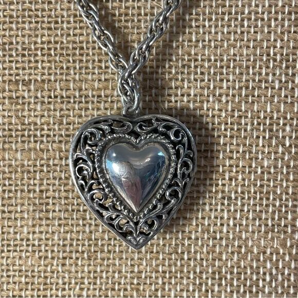 Vintage sterling silver filigree heart on sterling silver chain - Picture 4 of 12